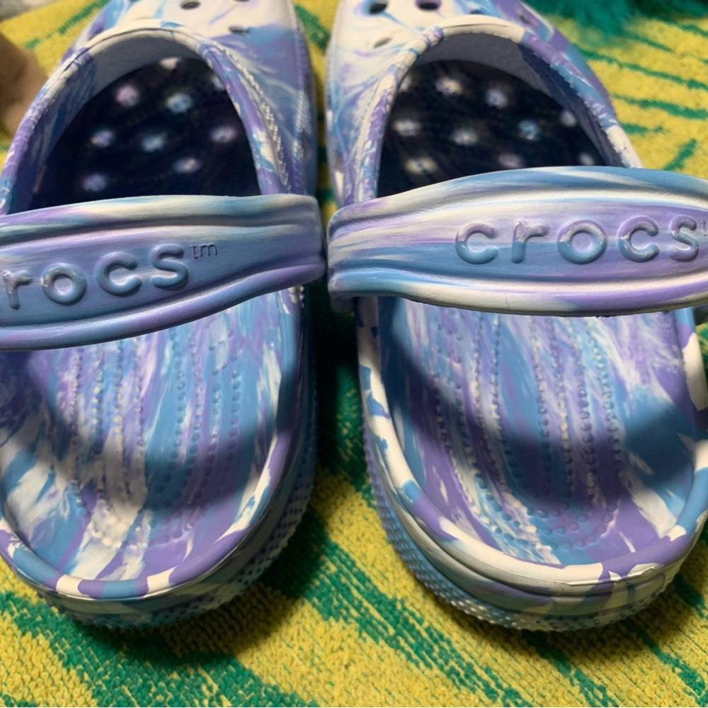 Women’s Size 8.0 CROCS Slip On Clogs Purple Swirl Design Average Wear Very Clean